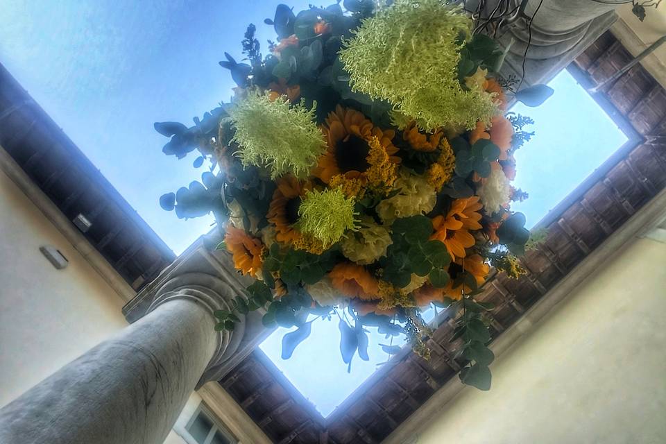 Sfera di girasoli sospesa
