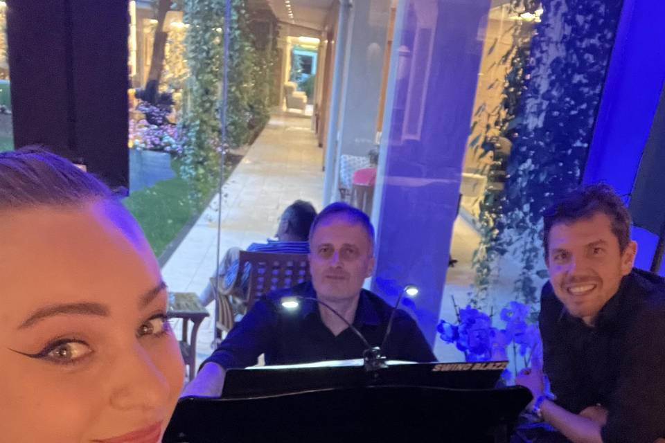 Trio chitarrista-pianista-voce