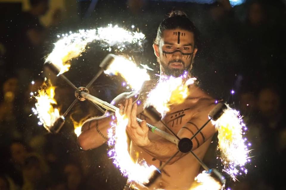 Spettacolo di fuoco tribale