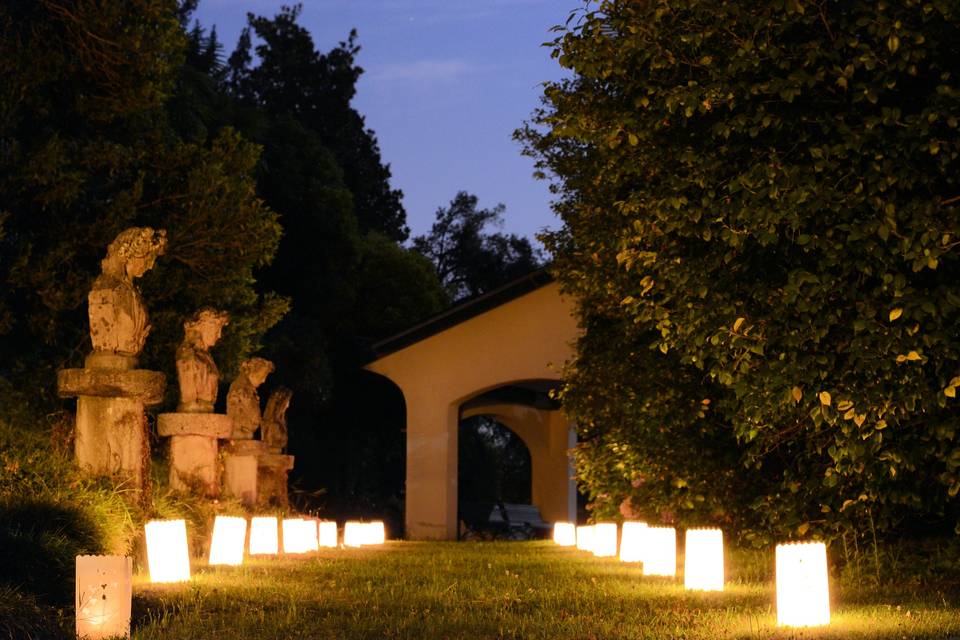 Viale ingresso illuminato