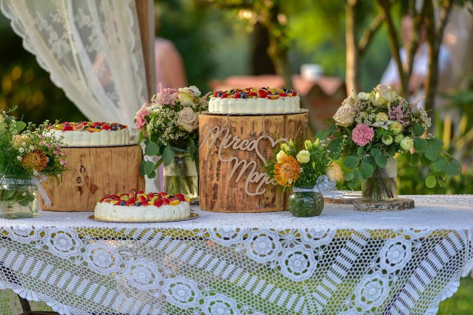 Rustic wedding cake