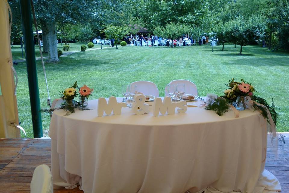 Tavolo sposi nel parco