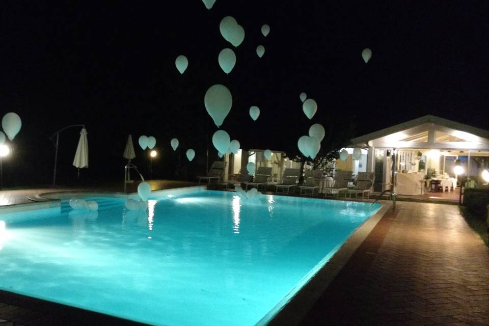 Piscina con palloncini