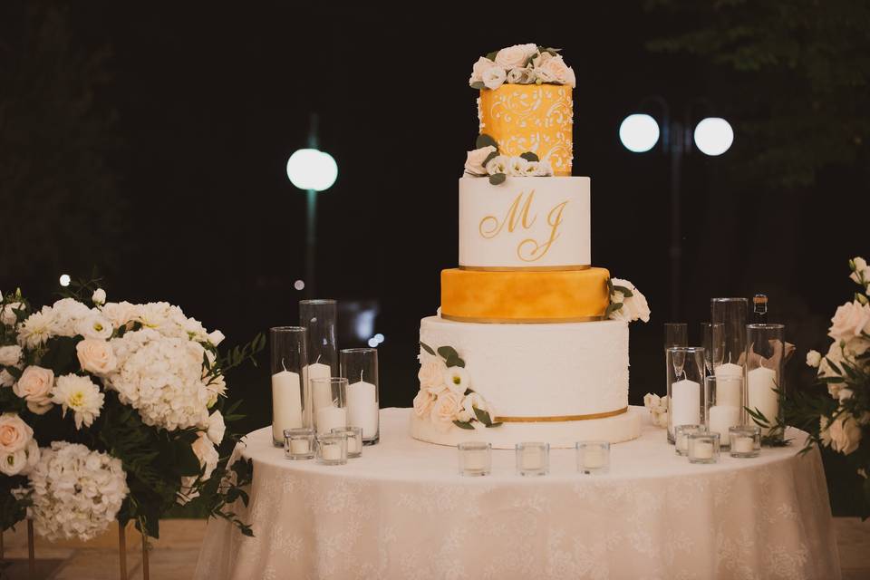 Torta con monogramma sposi