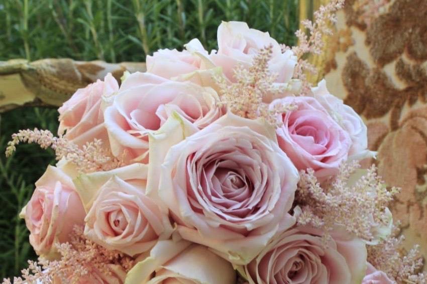 Bouquet sposa sferico con rose