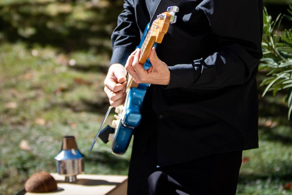 Mattia alla chitarra