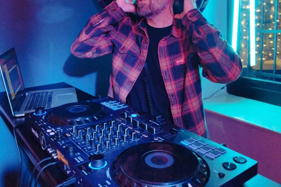 Alessandro musicista a 360 DJ