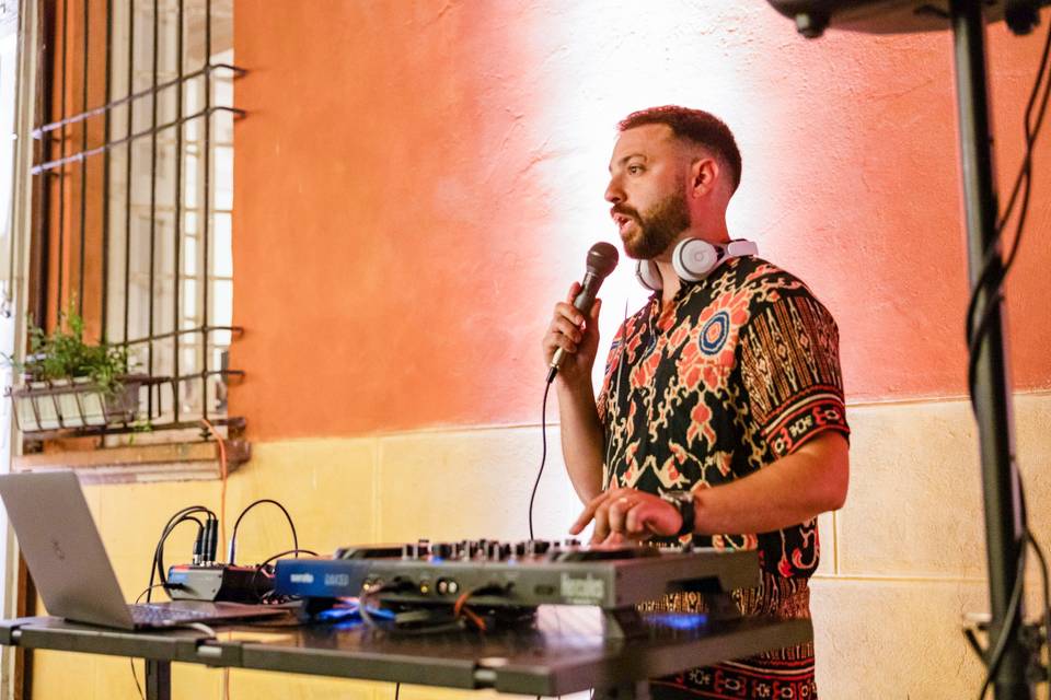 DJ alla consolle