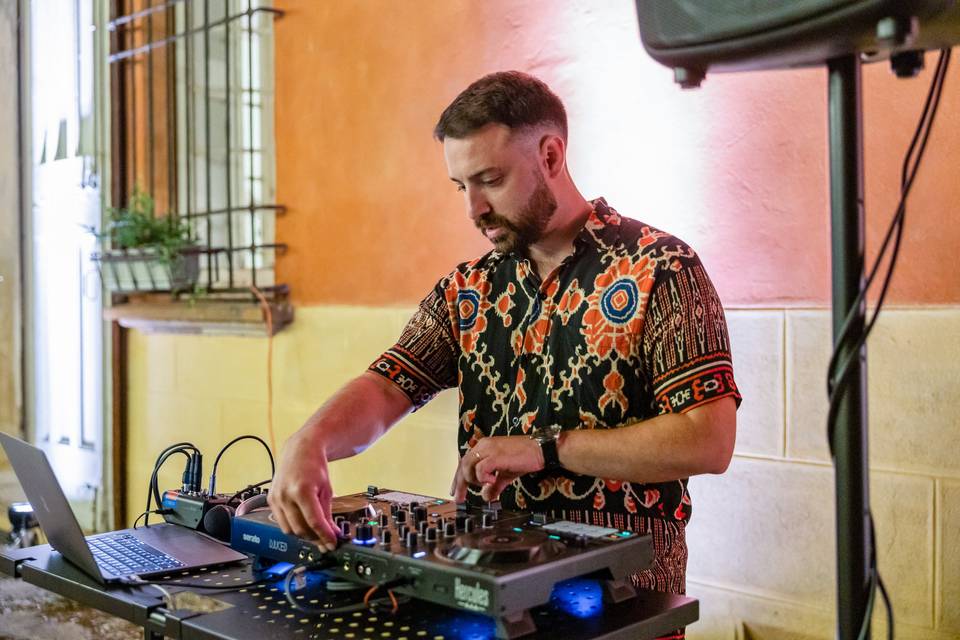 DJ che si esibisce