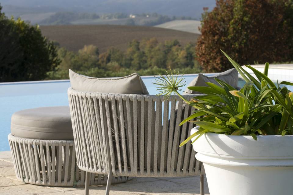 La piscina con vista sui vigne