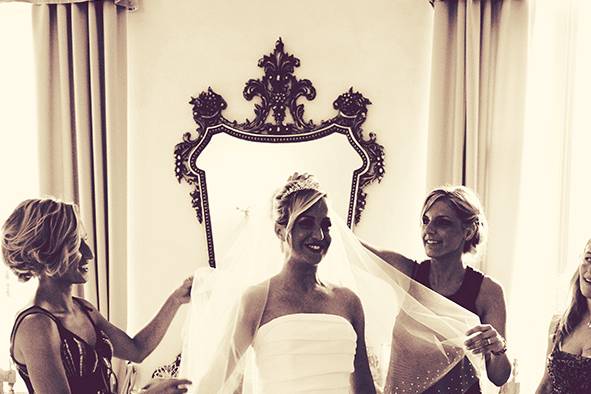 La sposa mette il velo