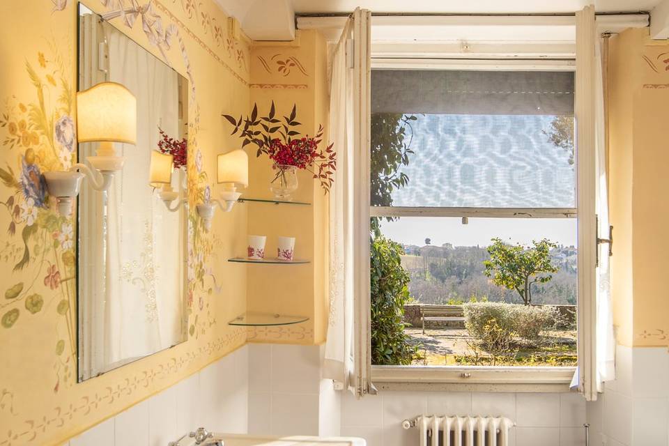 Bagno 1 con vista su roseto