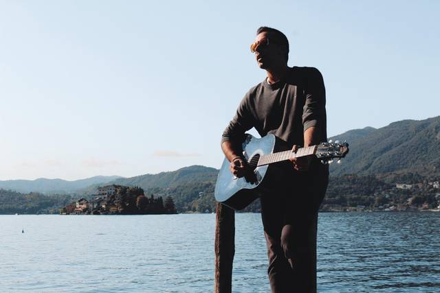 Live unplugged on the lake