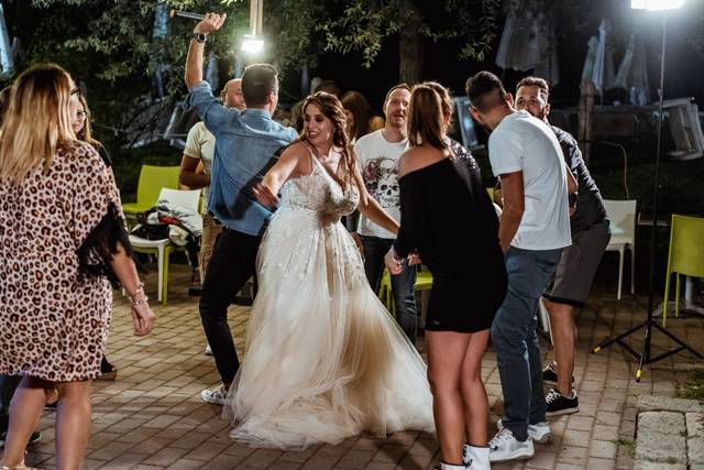 Si balla insieme alla sposa