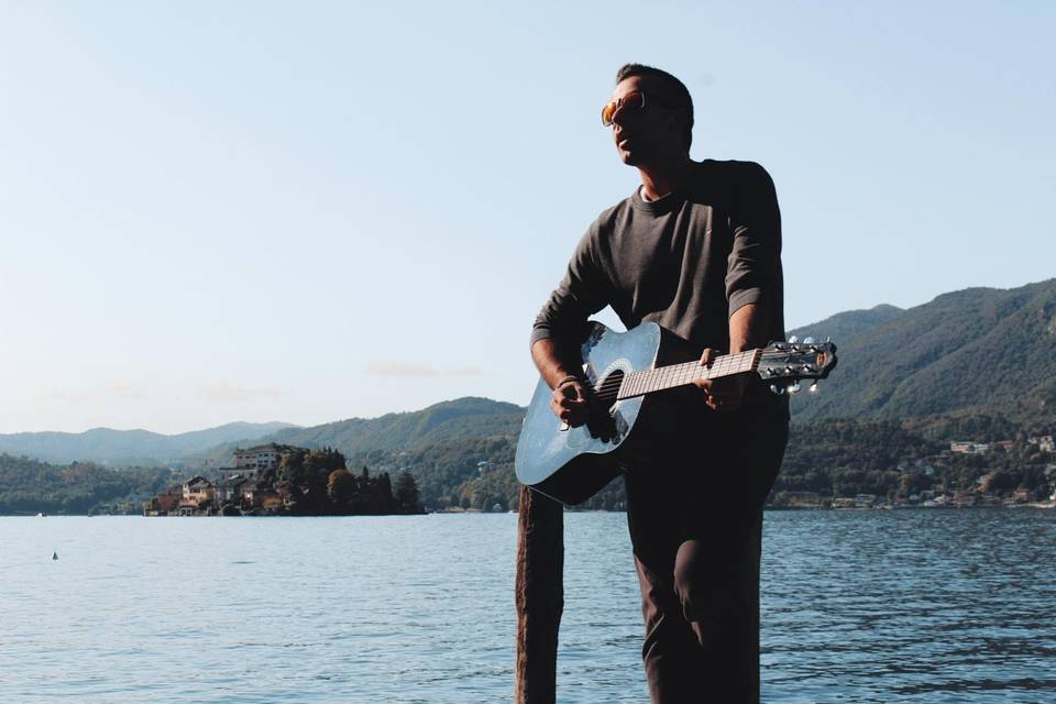 Live unplugged on the lake