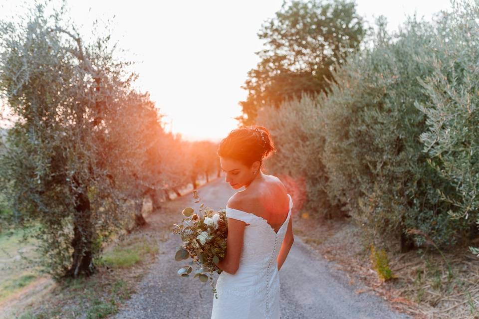 La sposa e il suo bouquet