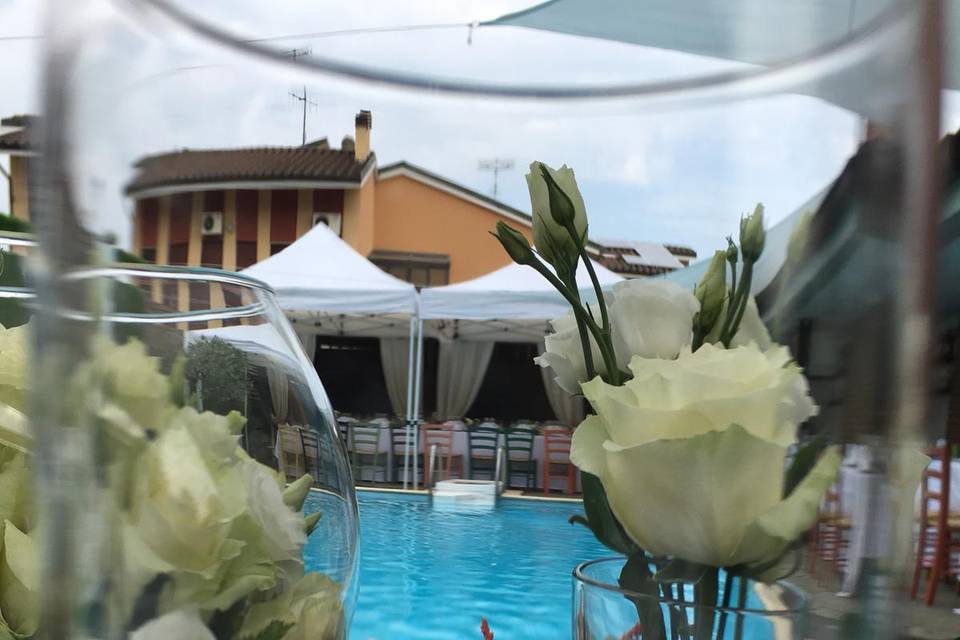 Matrimonio a bordo piscina