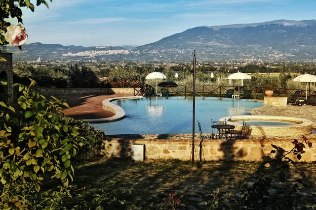 Piscina e Vista su Assisi