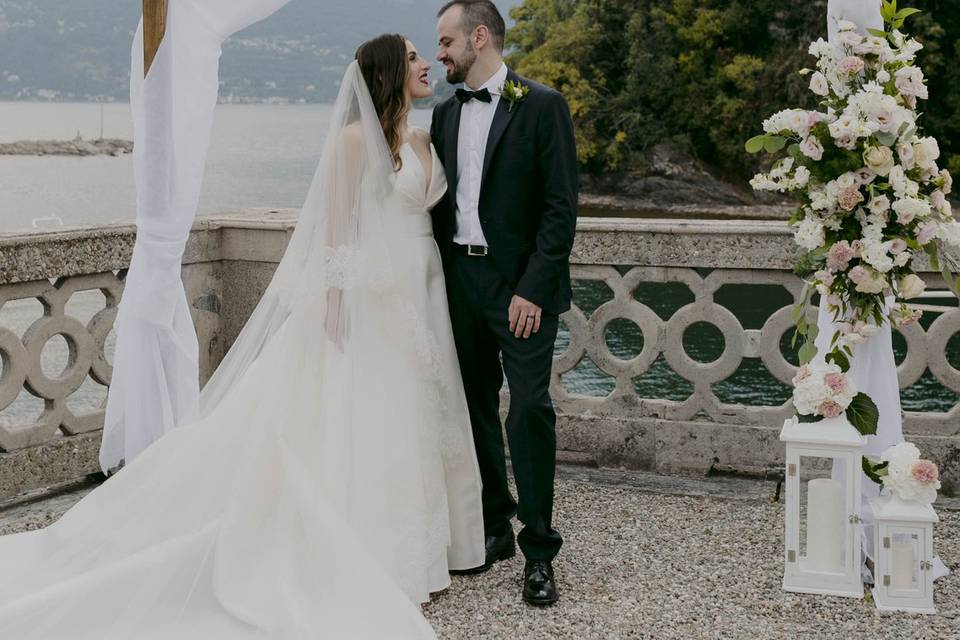 Arco di fiori al lago