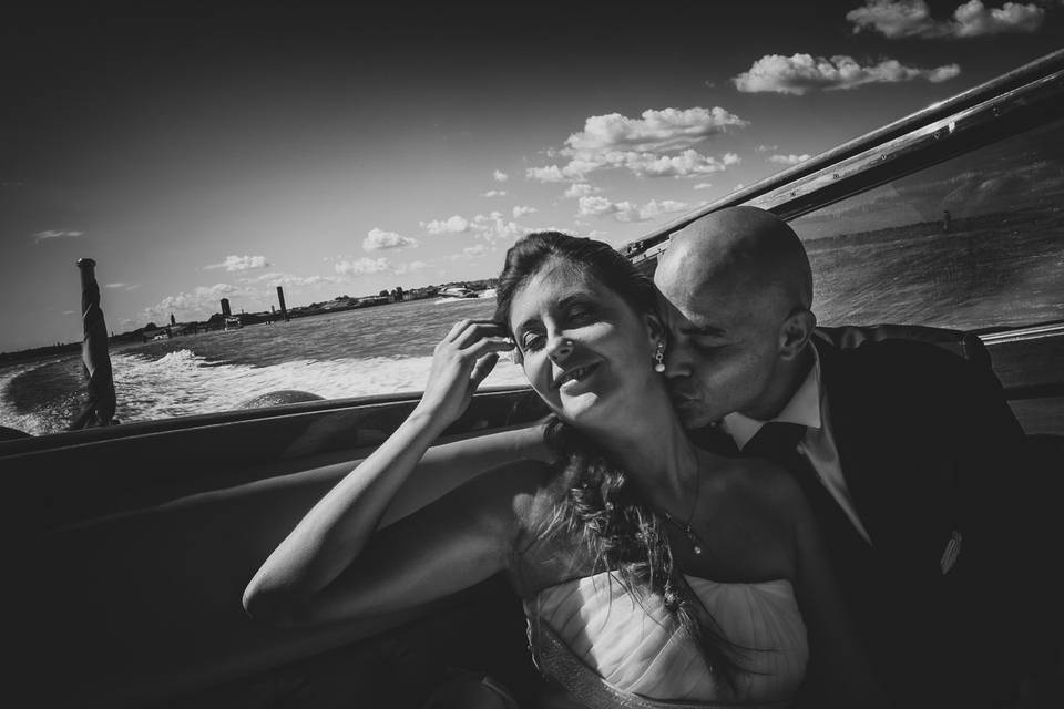 Sposi-venezia-taxi-bacio