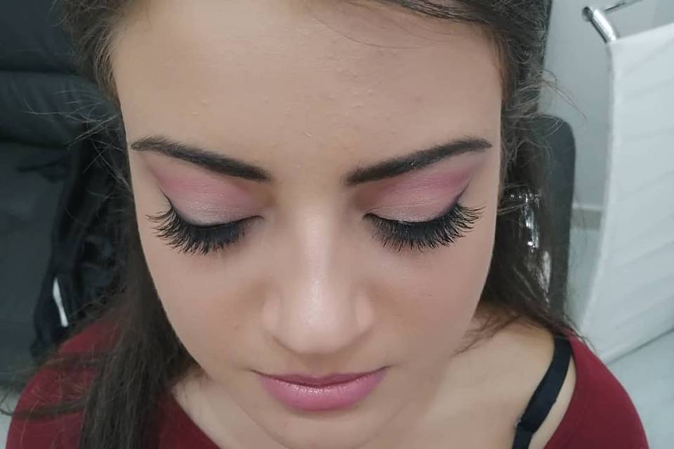 Rosa gold makeup