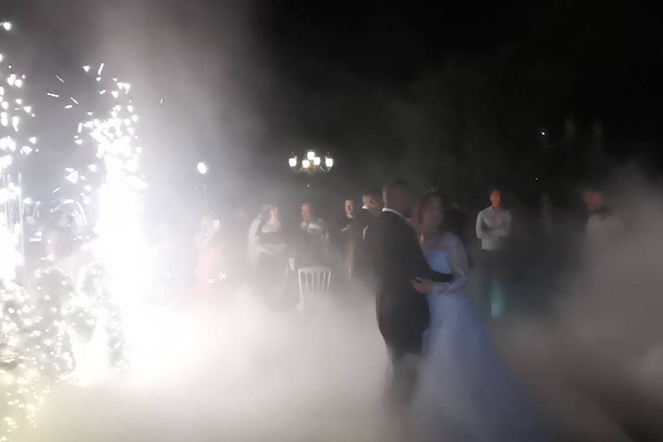 Ballo all'aperto tra le. Nuvol