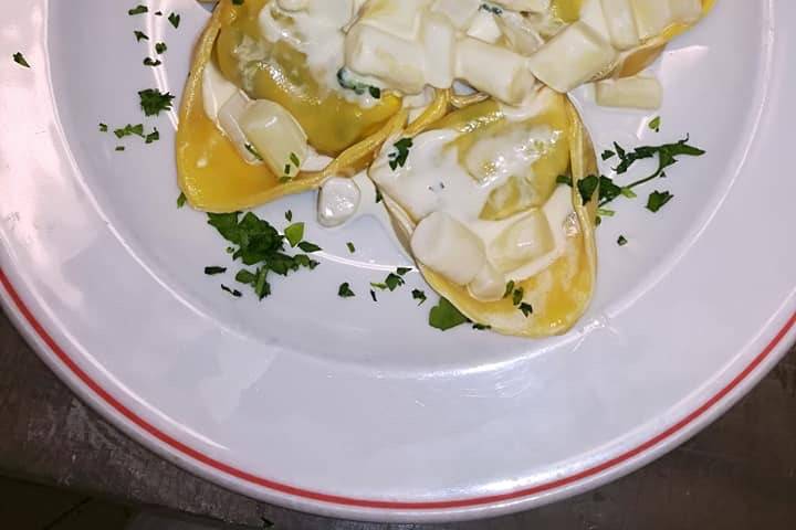 Tortelli con crema di asparagi