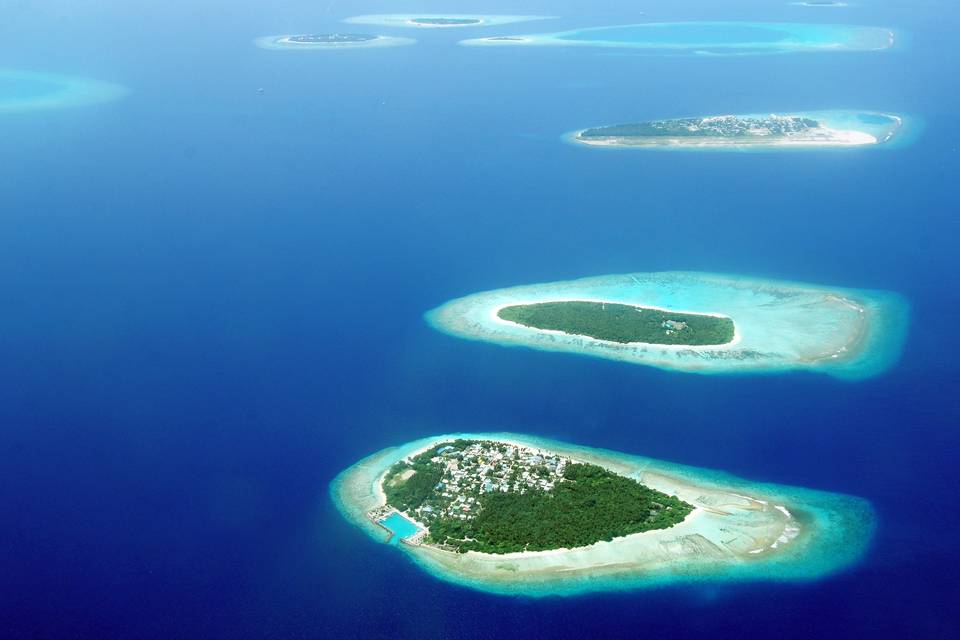Sorvolando le Maldive