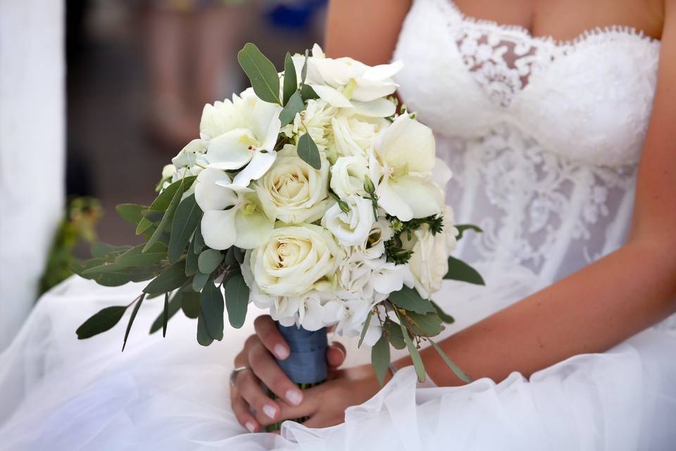 Bouquet bianco e eucalipto