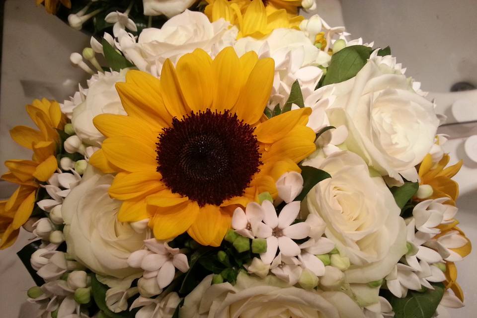 Bouquet con girasoli e rose