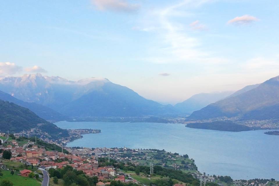 Vista lago con il drone