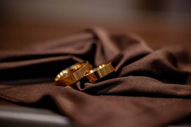 Detail_Anello_su_stoffa_marrone