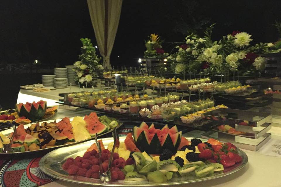 Buffet di dolci e frutta