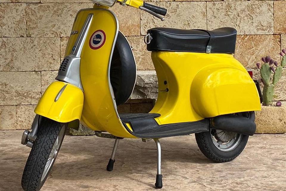 Vespa 50 special gialla