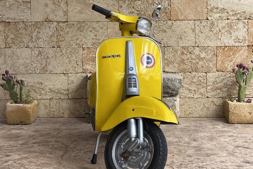 Vespa 50 special gialla