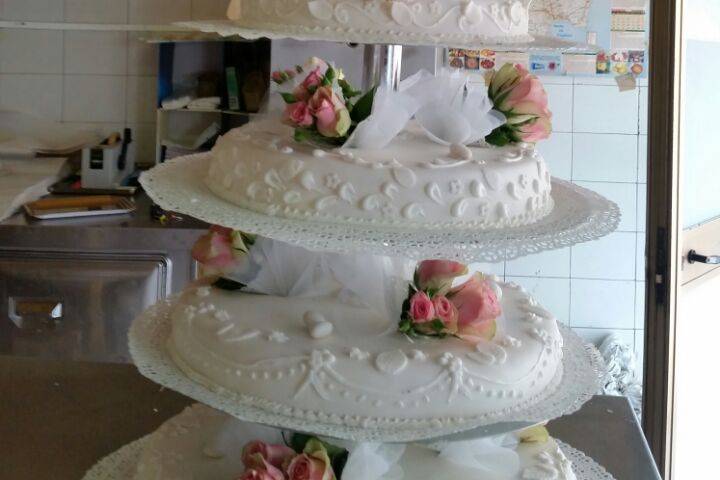 Torta decorata con rose recise