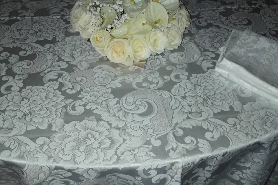 Allestimento tavolo sposi