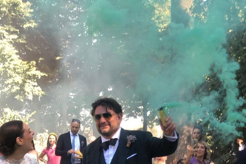 Sorpresa con fumogeni colorati
