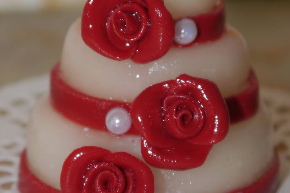 Minicake con rose rosse e perl