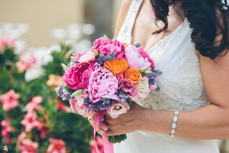 Sposa e il suo bouquet