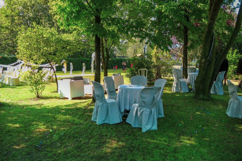 Aperitivo in giardino