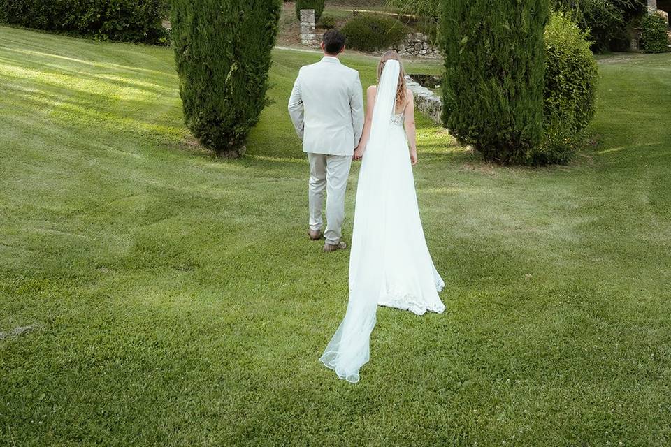 Couple in the tuscan landscape