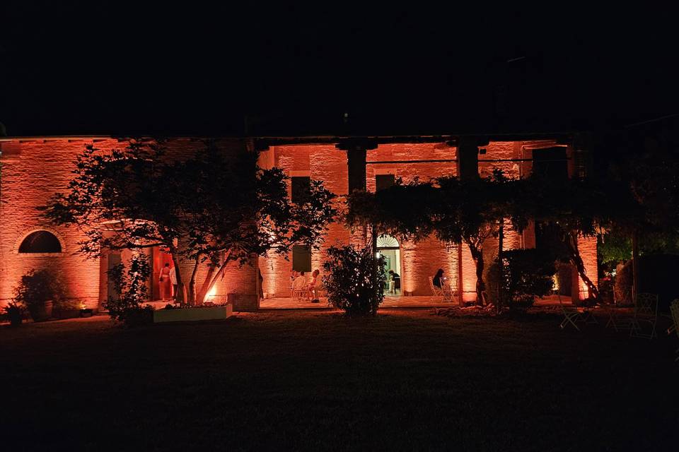 Casa illuminata di notte