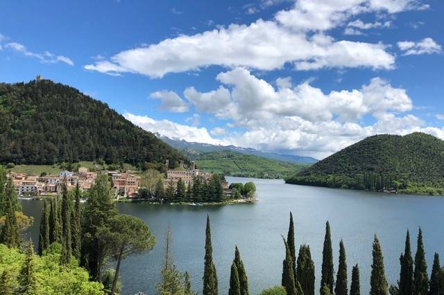 L'acqua azzurra del lago