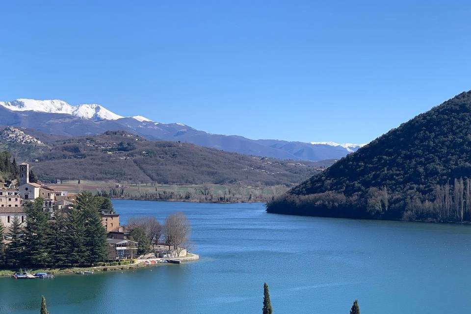 Lago-borgo-montagna