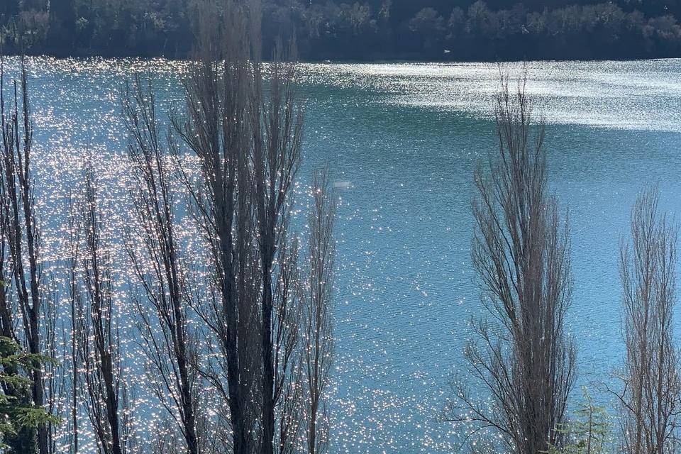 L'acqua azzurra del lago