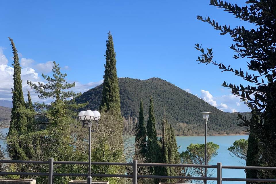 Lago-borgo-montagna