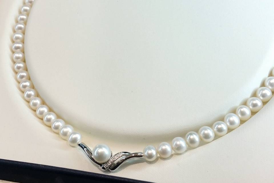 Collana di perle e diamanti