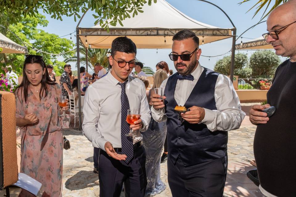 Conversazione con drink all_esterno