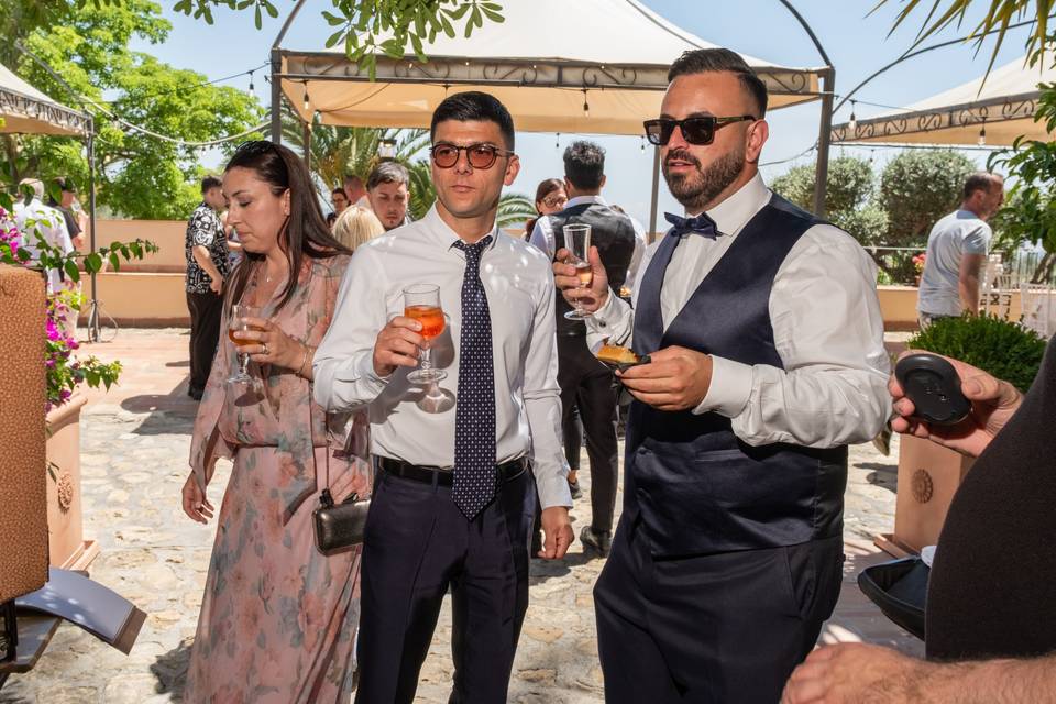Festa all_aperto con invitati
